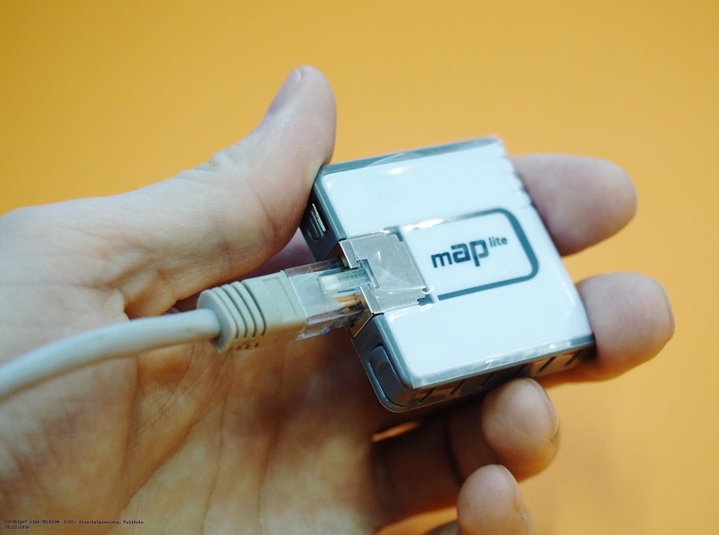 روتر mikrotik mAP Lite در ابعاد خیلی کوچک طراحی شده و به‌راحتی در جیب جا می‌شود!